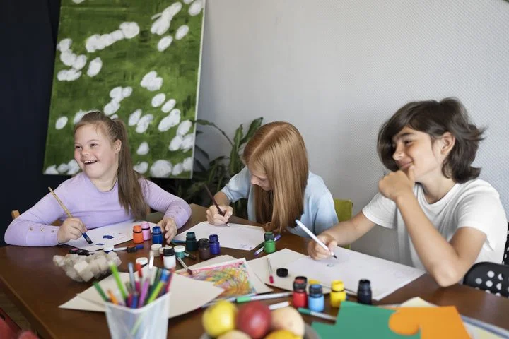 Дети рисуют в детском клубе отеля